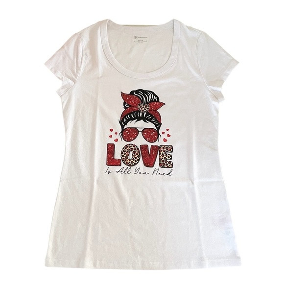 No Boundaries Custom “LOVE Is All You Need” Scoop Tee Women’s Medium - Picture 1 of 14